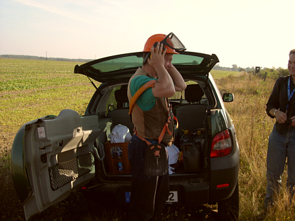 I putting on the gear of the trimmer with Jens watching